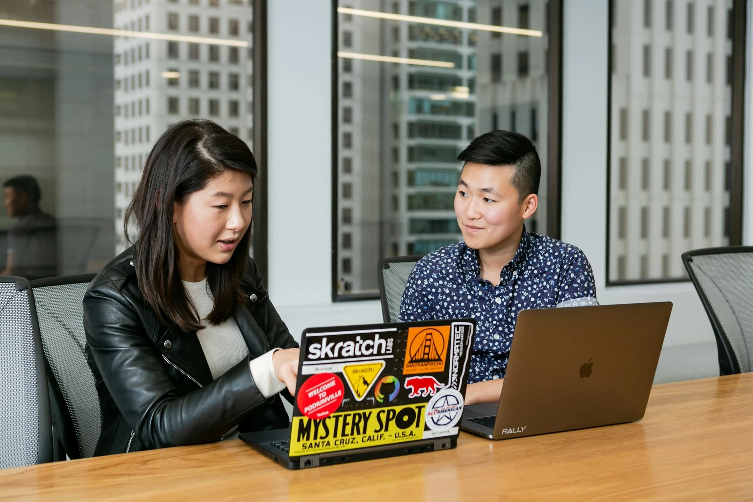 woman helping a friend - Shopify Newsletter Popup App