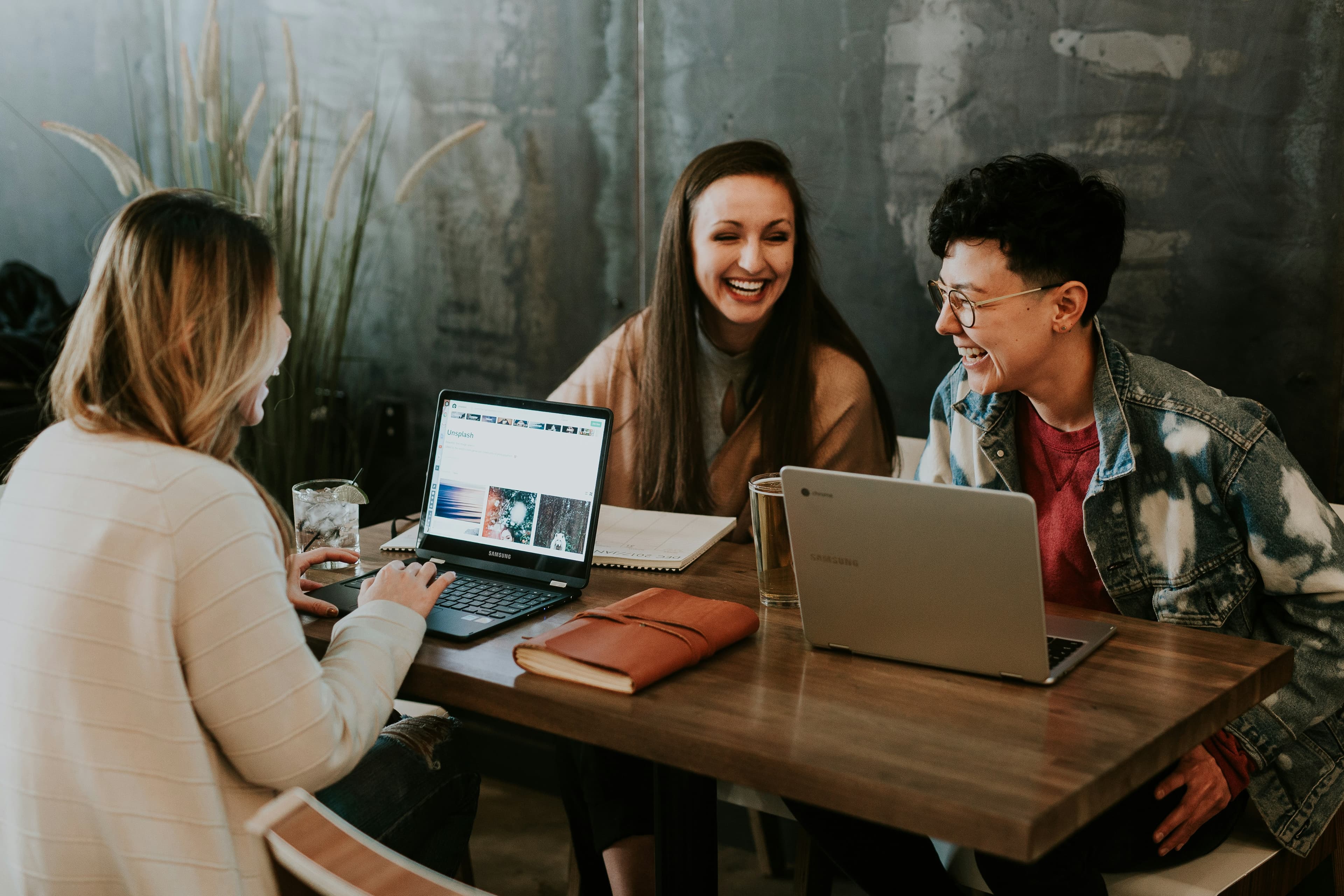 three woman working together - How to Use AI for Dropshipping