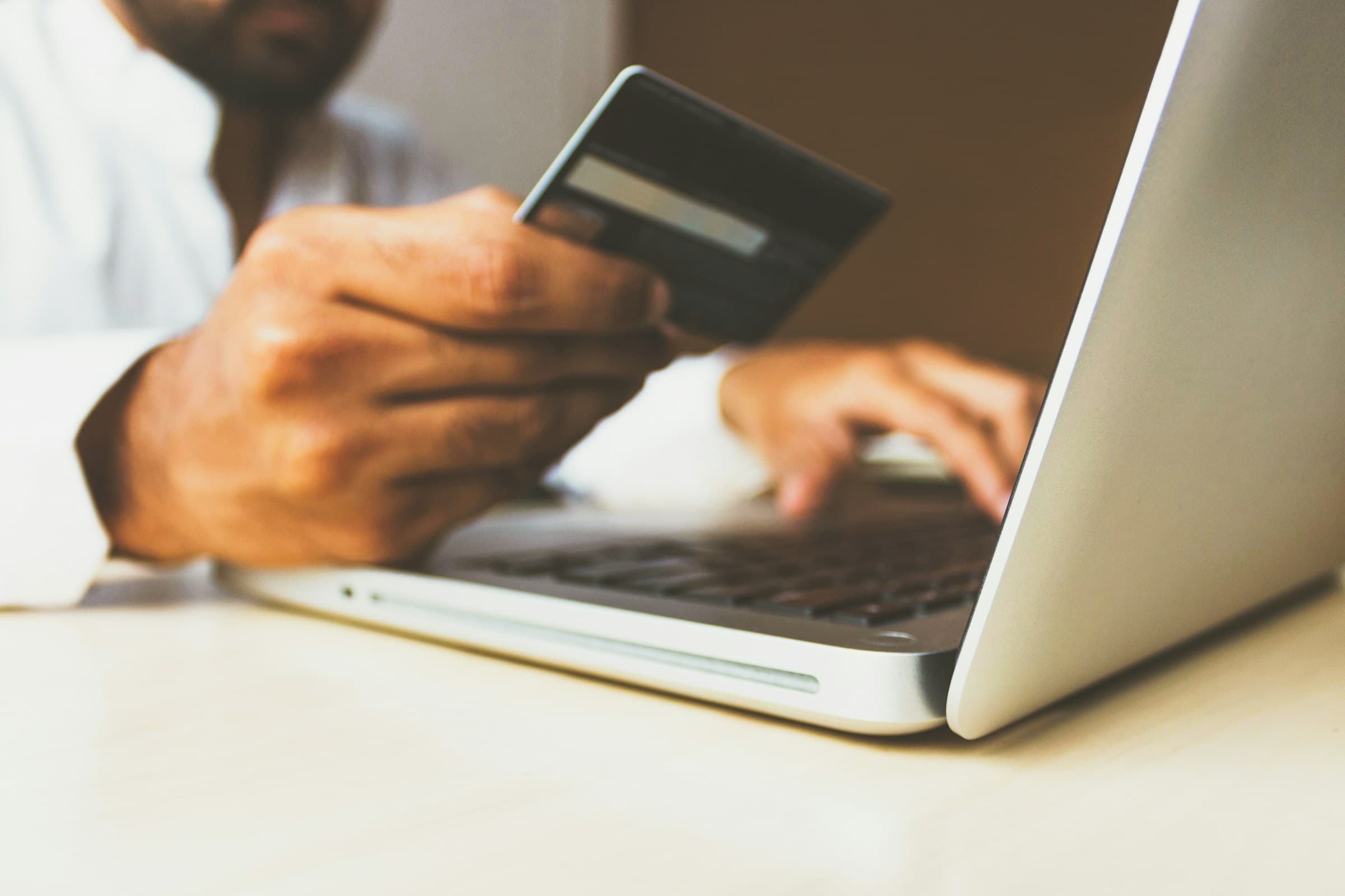 man making a transaction - AI in B2B eCommerce