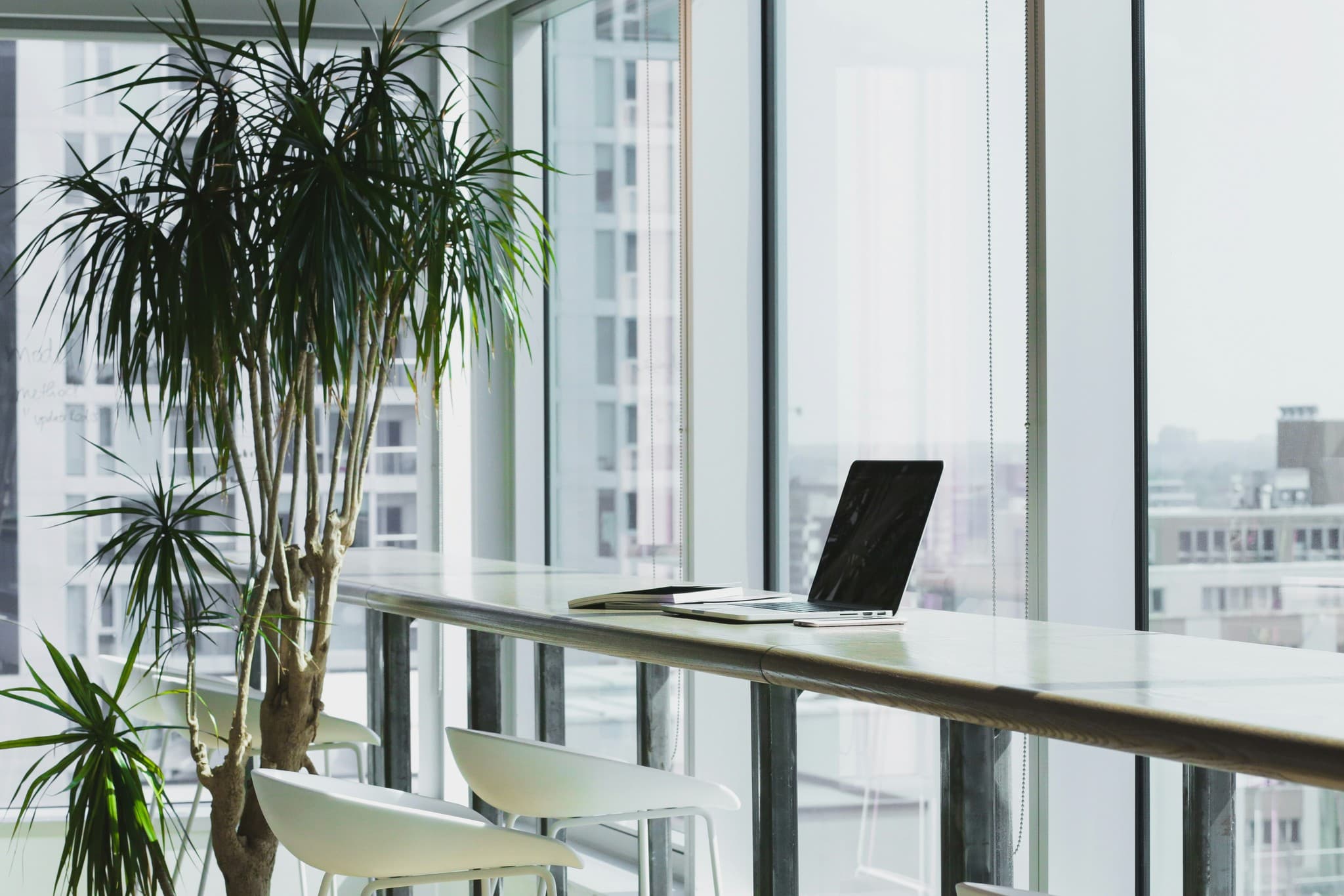 Prepared desk to learn how to build a Shopify store