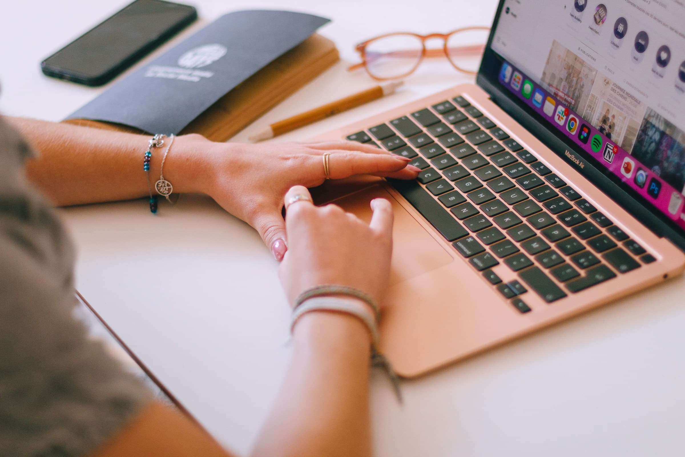 How to use AI in eCommerce (Top 11 use cases and implementation)